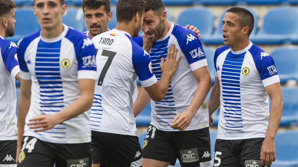 Los jugadores del Hércules felicitan a Benja tras anotar el gol del triunfo ante el Ibiza en el minuto 54.