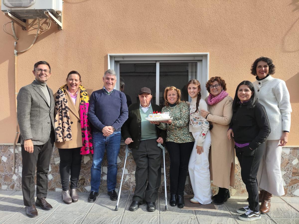 El centrenario vecino posa con su familia, con el alcalde y con la edil de Sanidad.