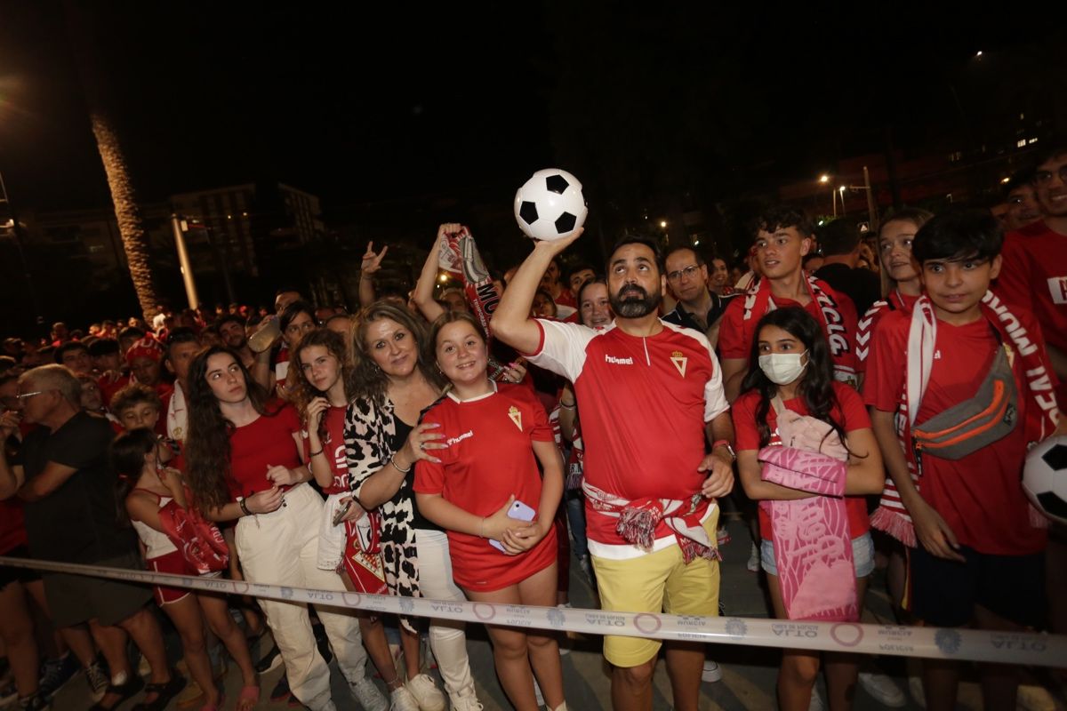 La Circular se llena para celebrar el ascenso del Real Murcia