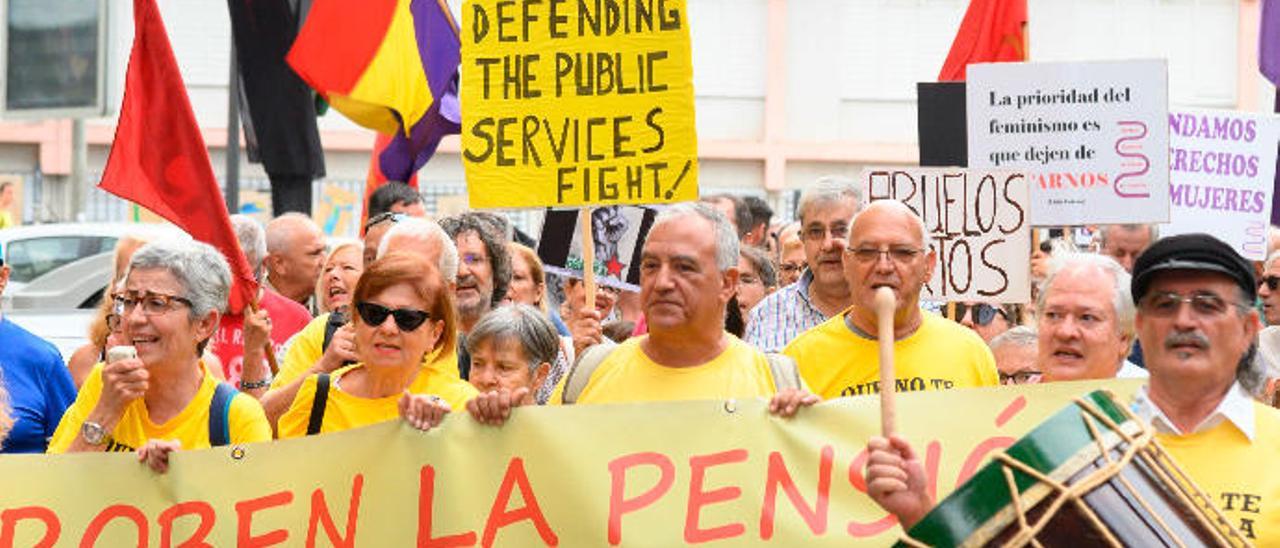 Manifestación de pensionistas en demanda de la mejora de sus ingresos.