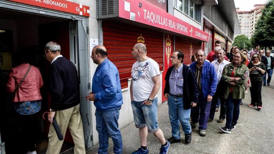 Cola de aficionados ayer en los aledaños de El Molinón.