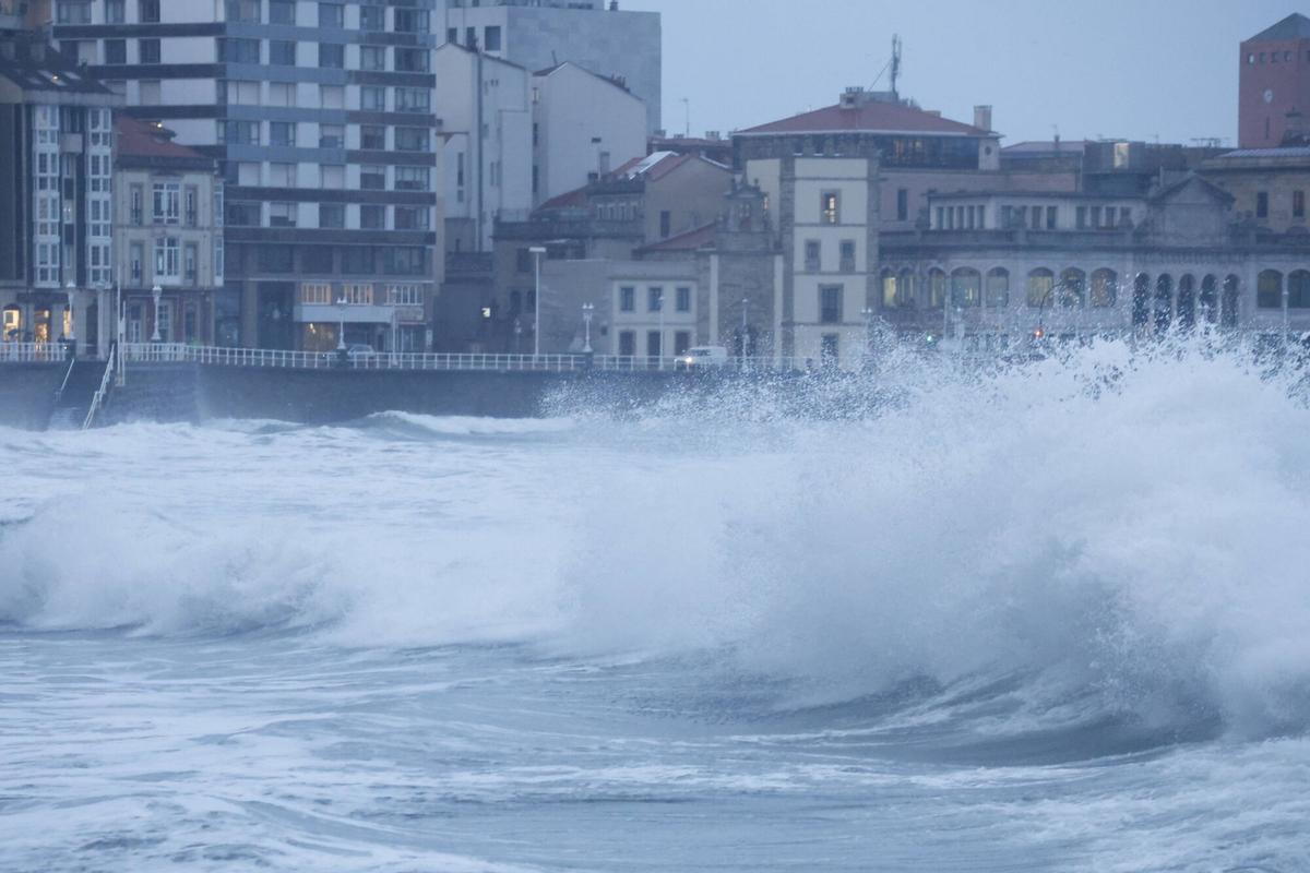 Así se vivió en Gijón el temporal, con olas de seis metros