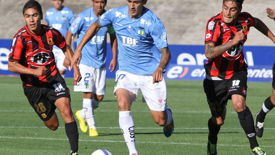 Hernández conduce la pelota en un partido con O´Higgins. // FdV