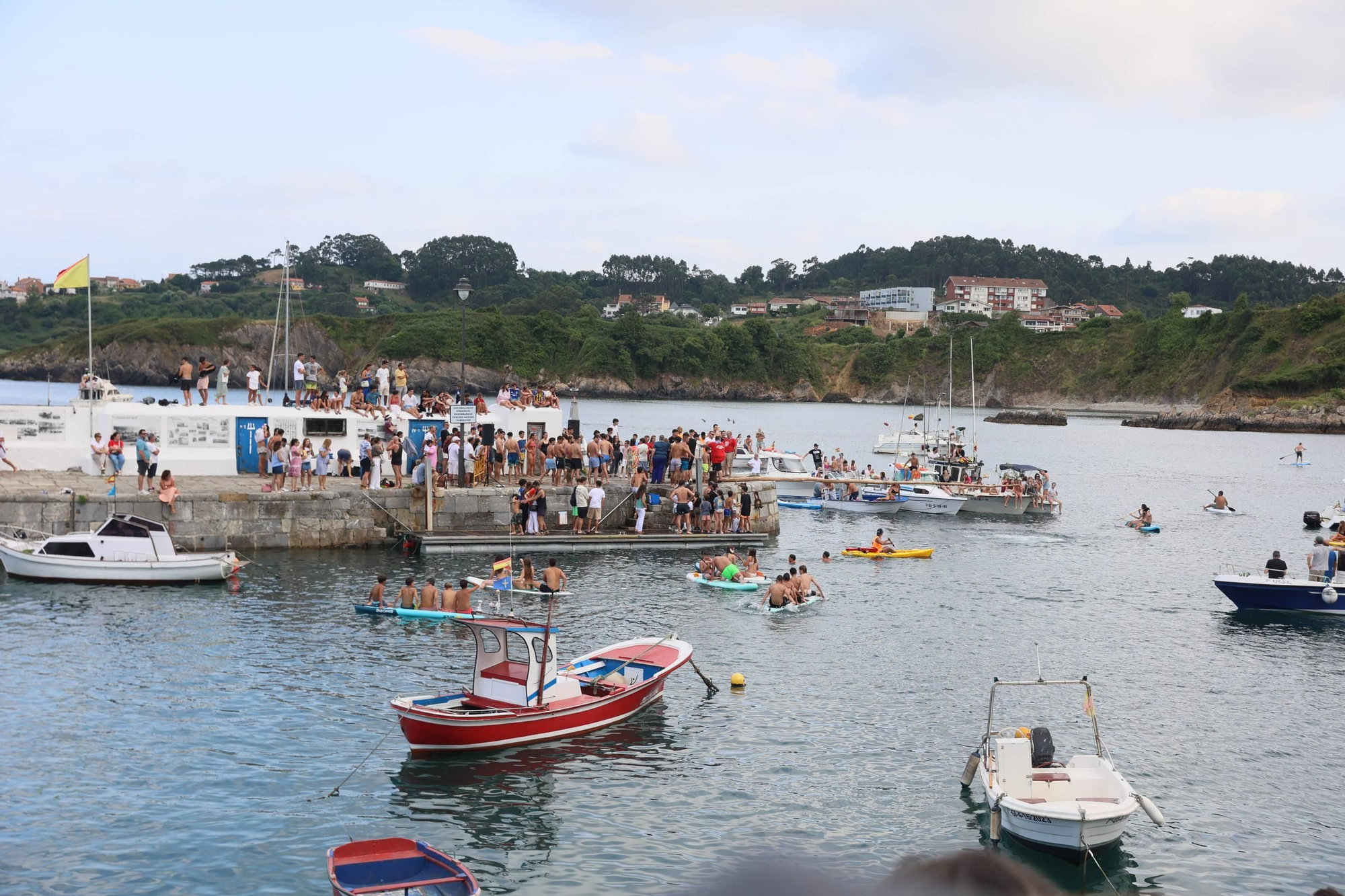 EN IMÁGENES: La multitudinaria cita de la cucaña en el Carmen de Luanco