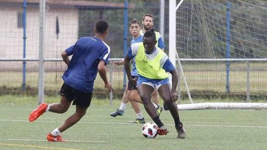 Cissé, en un entrenamiento del Avilés esta semana.