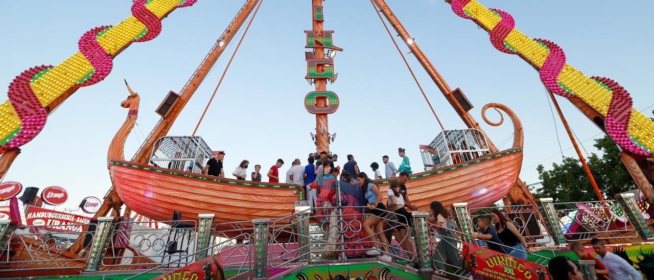 El Barco Vikingo desafía la gravedad cada Feria y atrae a cada vez más público.