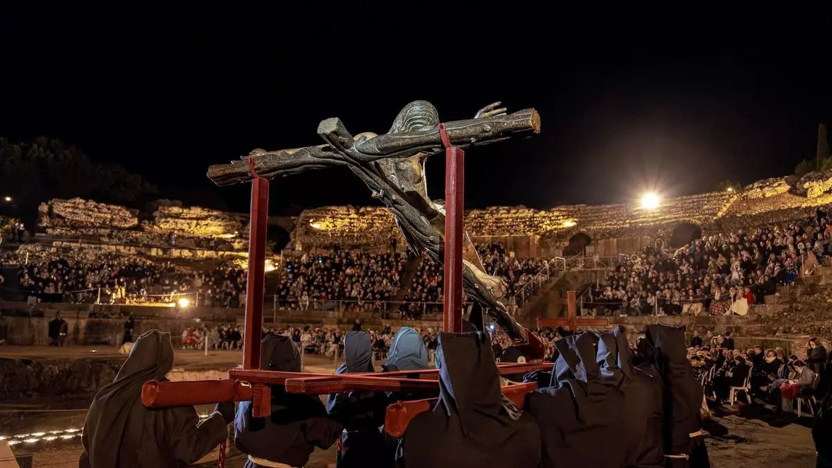 El Cristo de la O culmina un vía crucis de oración solemne pese a la lluvia en Mérida