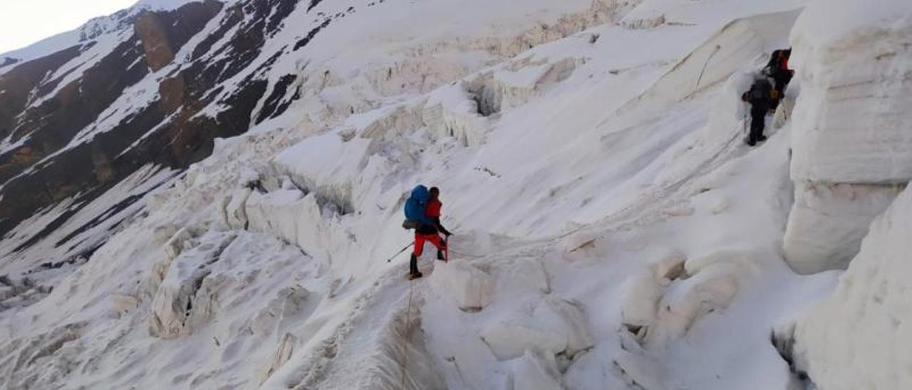 Los escaladores de la Font Araceli Sánchez y Adrián Gómez en la subida al pico Lenin. | LEVANTE-EMV