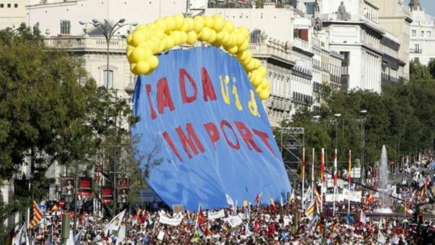 Varios manifestantes con carteles contra la nueva ley del aborto.  // Efe