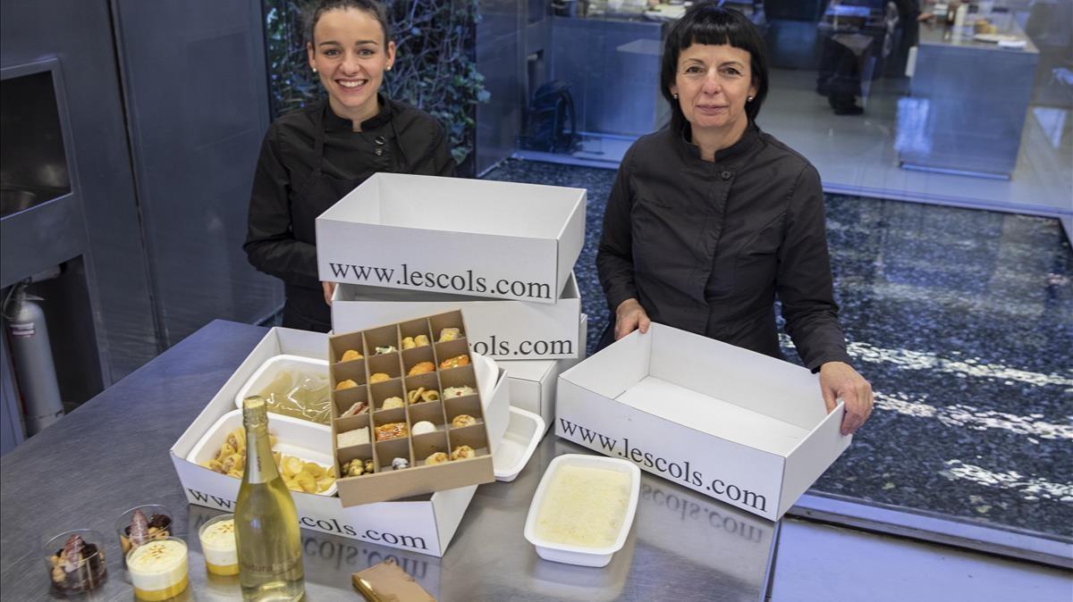 Olot 12 12 2020 Las chefs de Les Cols Fina Puigdevall y su hija Martina Puigvert con los platos navidenos para llevar a casa Autor David Aparicio