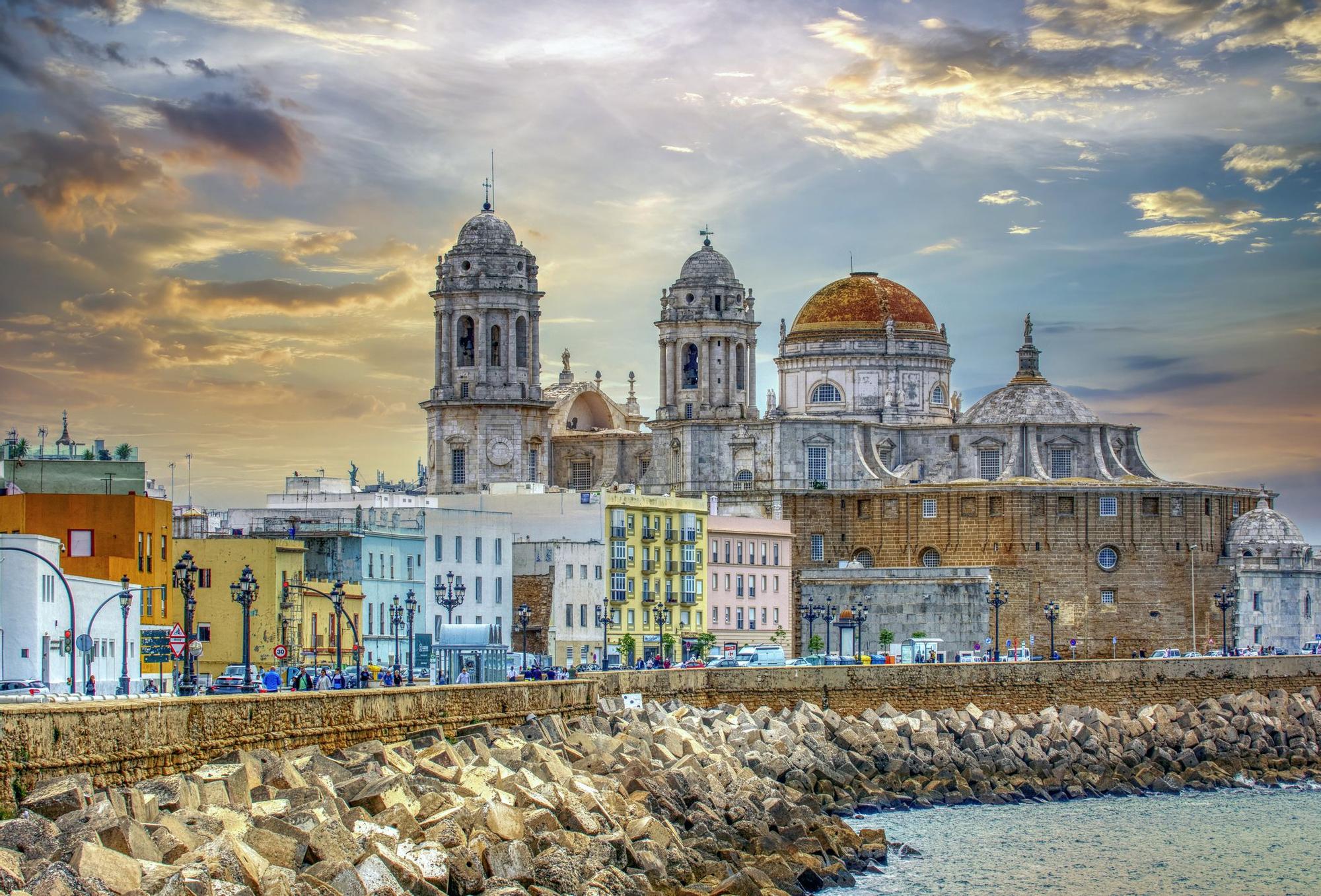 Si visitas Cádiz, no te puedes perder los atardeceres.