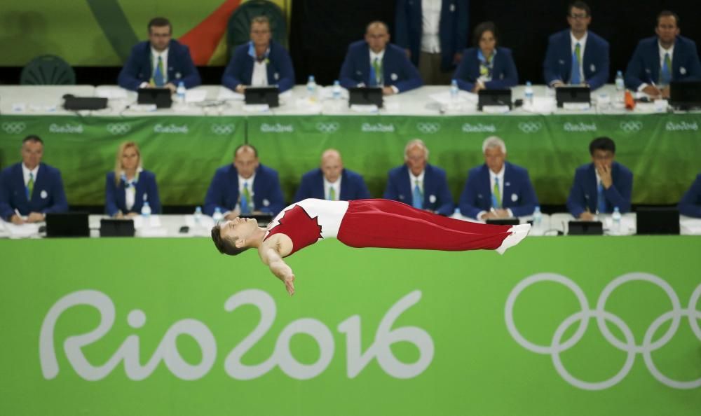 Jason Burnett, de Canadá, compite en gimnasia.