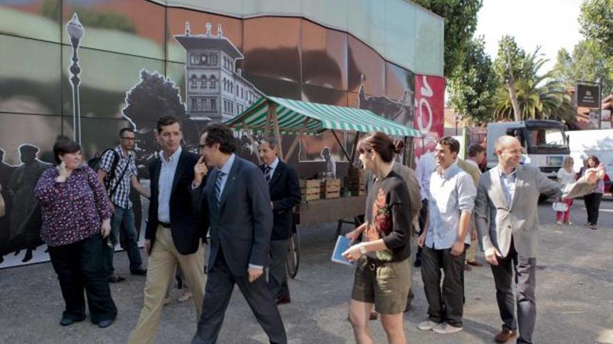 Rafael Felgueroso y Fernando Couto, ayer, entrando en el pabellón del Ayuntamiento.