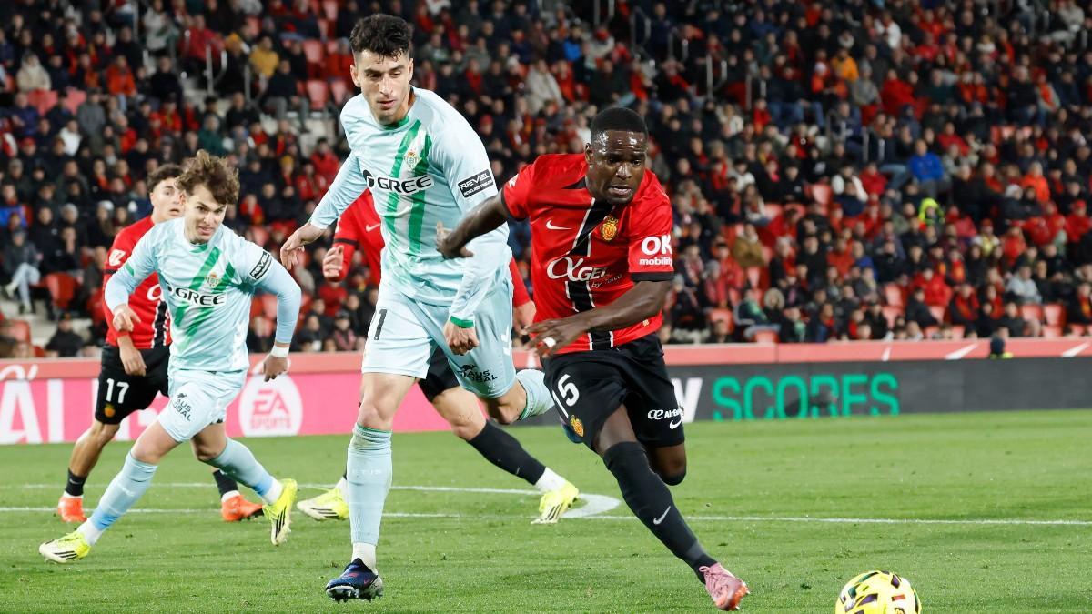 Luvumbo, ante el Betis en sus primeros minutos como mallorquinista