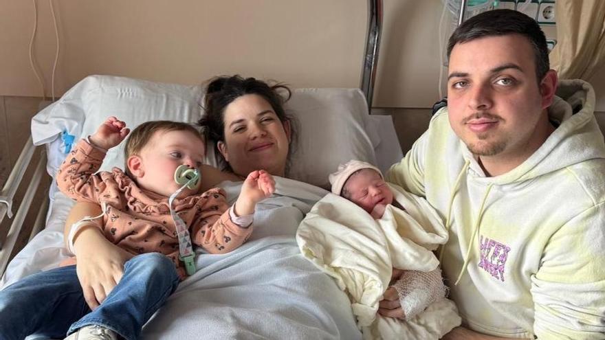 La Noa amb els seus pares i germana. Ha nascut aquest divendres, 9 de gener