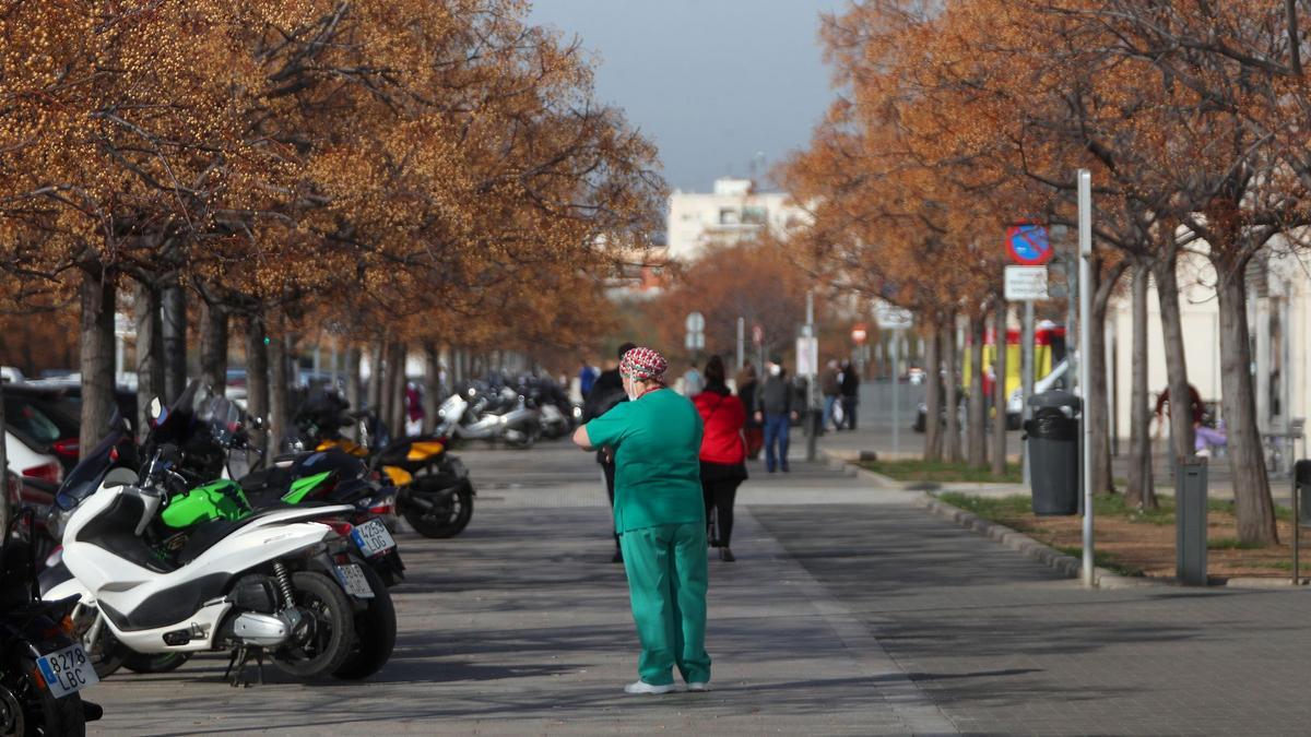 Una sanitaria durante un descanso en el aparcamiento del Hospital La Fe.