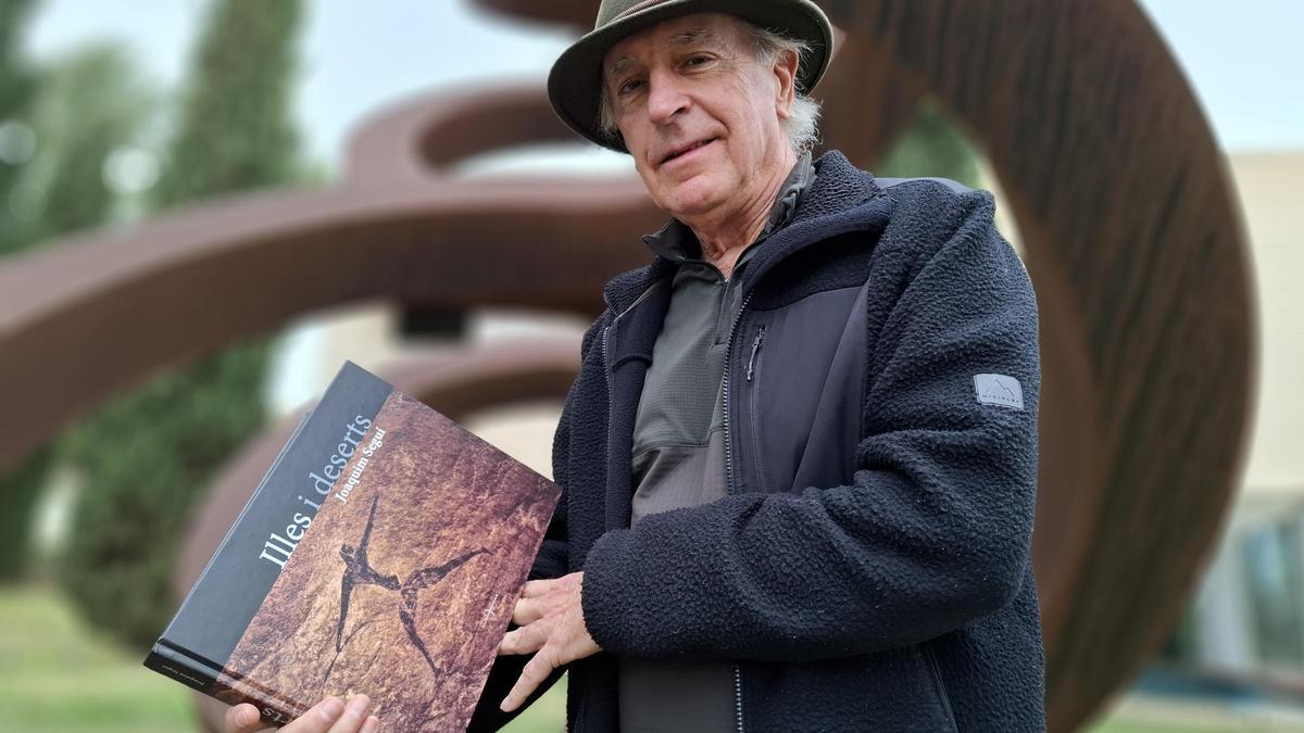 Joaquim Seguí, con su obra 'Illes i deserts', ayer en las instalaciones de Diario de Ibiza.