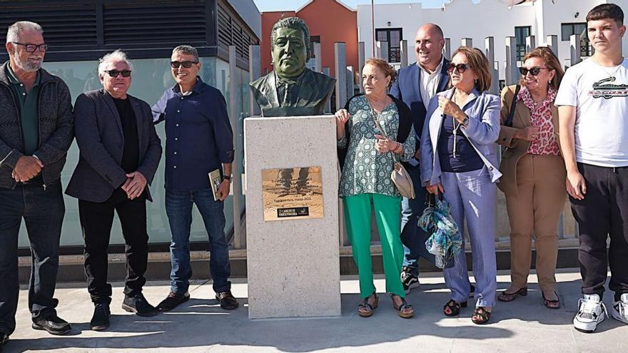 Acto de colocación del busto de Juan José Felipe Lima, ayer, en la plaza del Centenario.