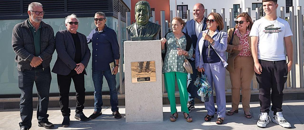 Acto de colocación del busto de Juan José Felipe Lima, ayer, en la plaza del Centenario.