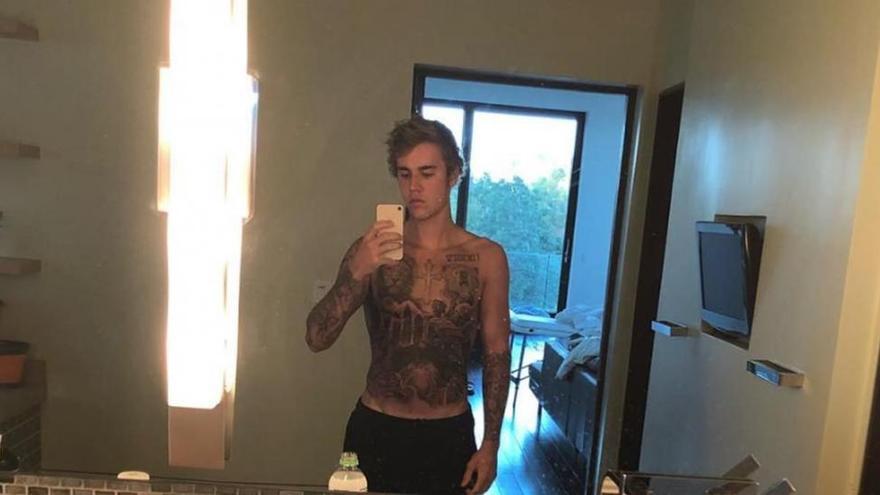 Justin Bieber presume de torso tatuado