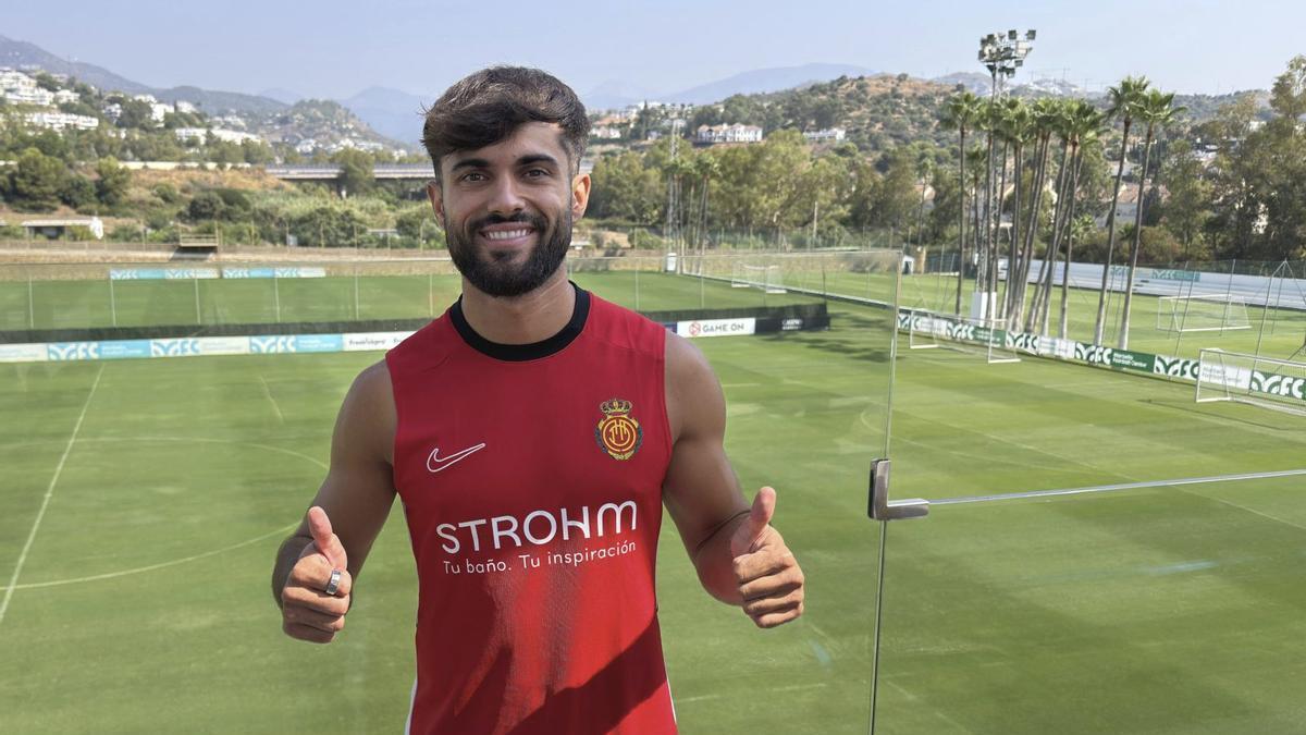 Arnau Puigmal posa ayer para este diario en el Marbella Football Center.