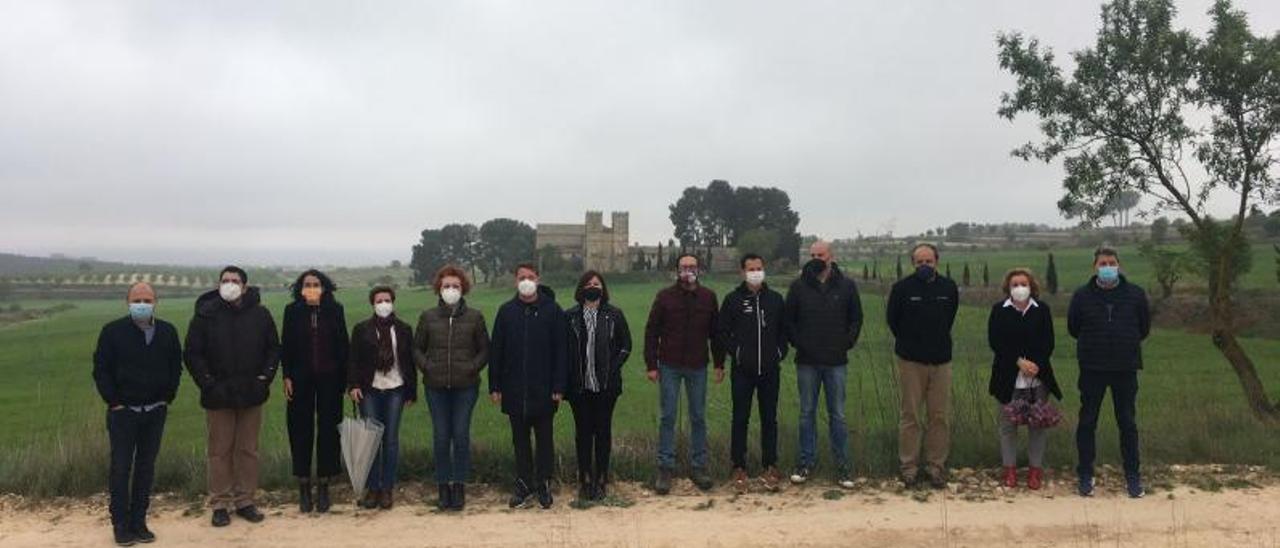 Inmaculada Orozco y Rosa Pardo, con los alcaldes y portavoces empresariales de la zona. | CONSELLERIA DE TERRITORIO