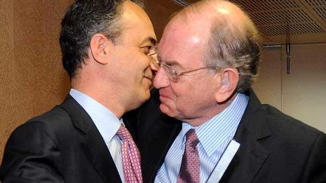 Millán Mon entrega a Sánchez-Agustino la distinción.  // R. V.