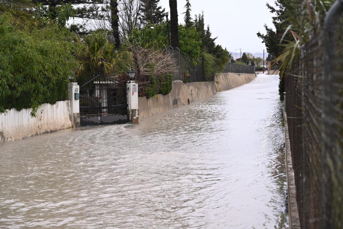 Elche suspende clases en tres centros y la lluvia ya supera los 69 litros junto al Martínez Valero