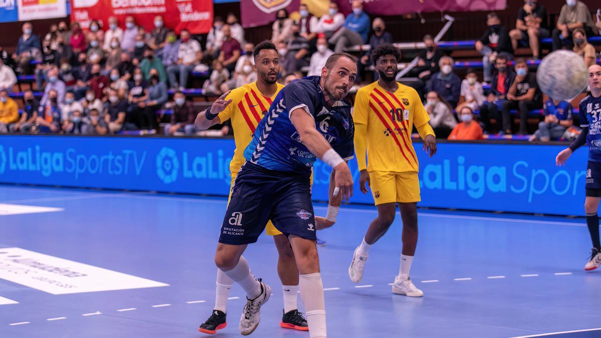 En el partido entre el Helvetia Anaitasuna y el Balonmano Benidorm, Iker Serrano lograba anotar 7 goles, cifra con la que consigue alcanzar los 1000 goles en la Liga ASOBAL.