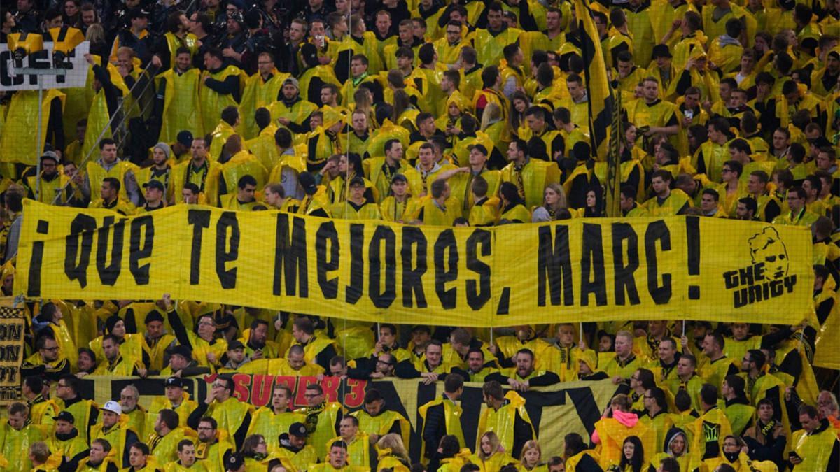 Los aficionados del Dortmund enviaron un mensaje de apoyo a Bartra