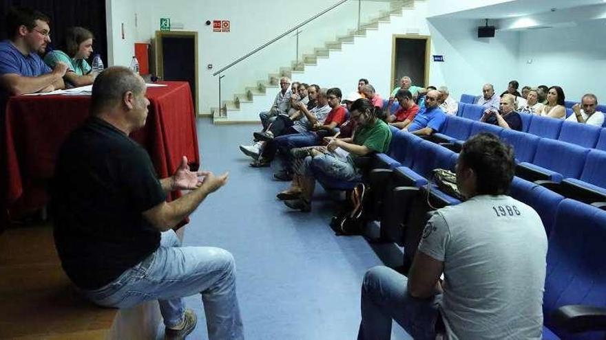 Reunión con las comunidades de montes en el auditorio. // A. H.