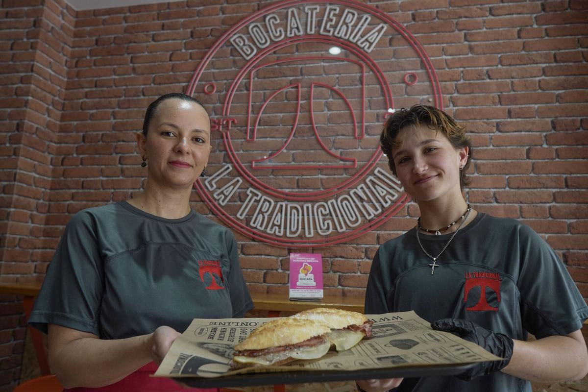 Empleadas de la bocatería premiada de A Coruña, con el Mejor Bocata Tradición de España de 2026.