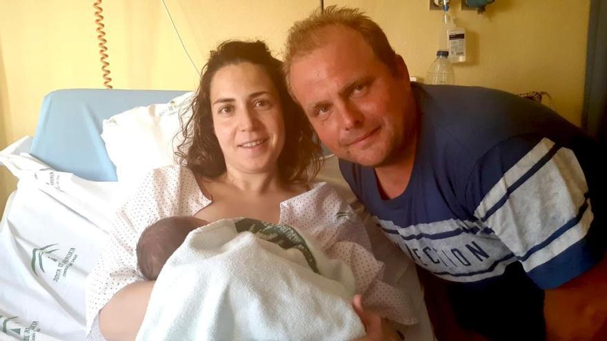 Yessica y Antonio, con el bebé Álvaro, ya en el Hospital de Vélez-Málaga.