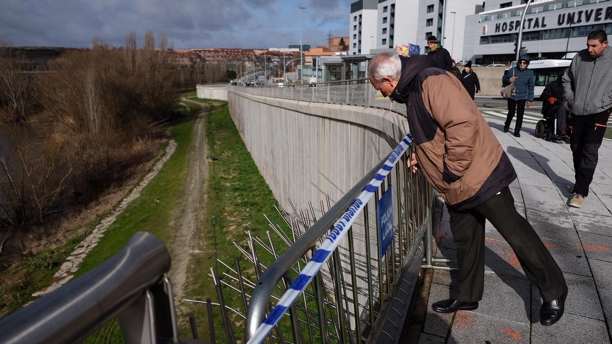 Muere una mujer al caer con su vehículo por un desnivel a la orilla del Tormes en Salamanca