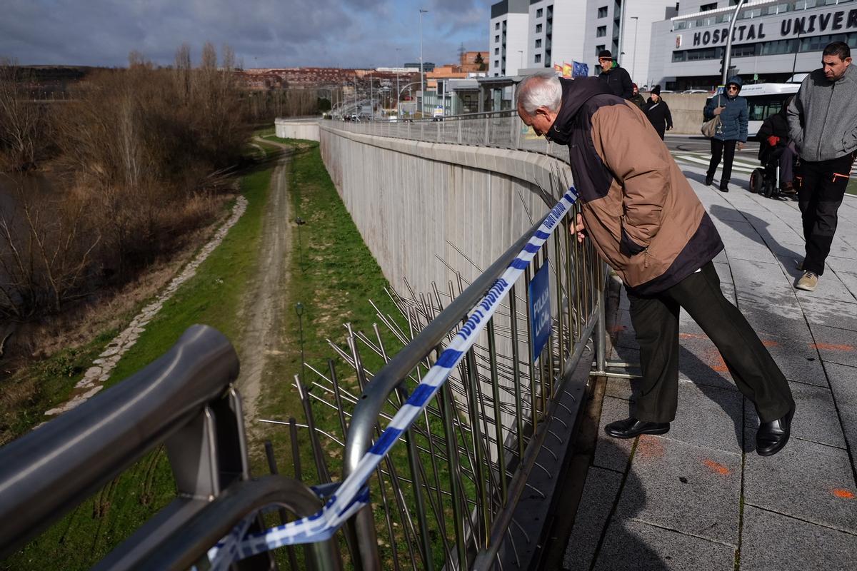 Un hombre observa el lugar por donde se precipitó el vehículo de la mujer fallecida.