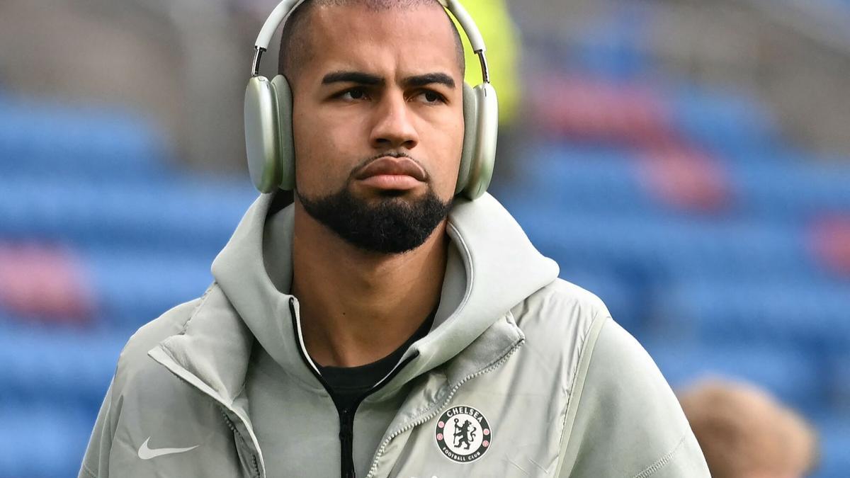 Robert Sánchez en la llegada del Chelsea a Stamford Bridge para el partido contra el Burnley.