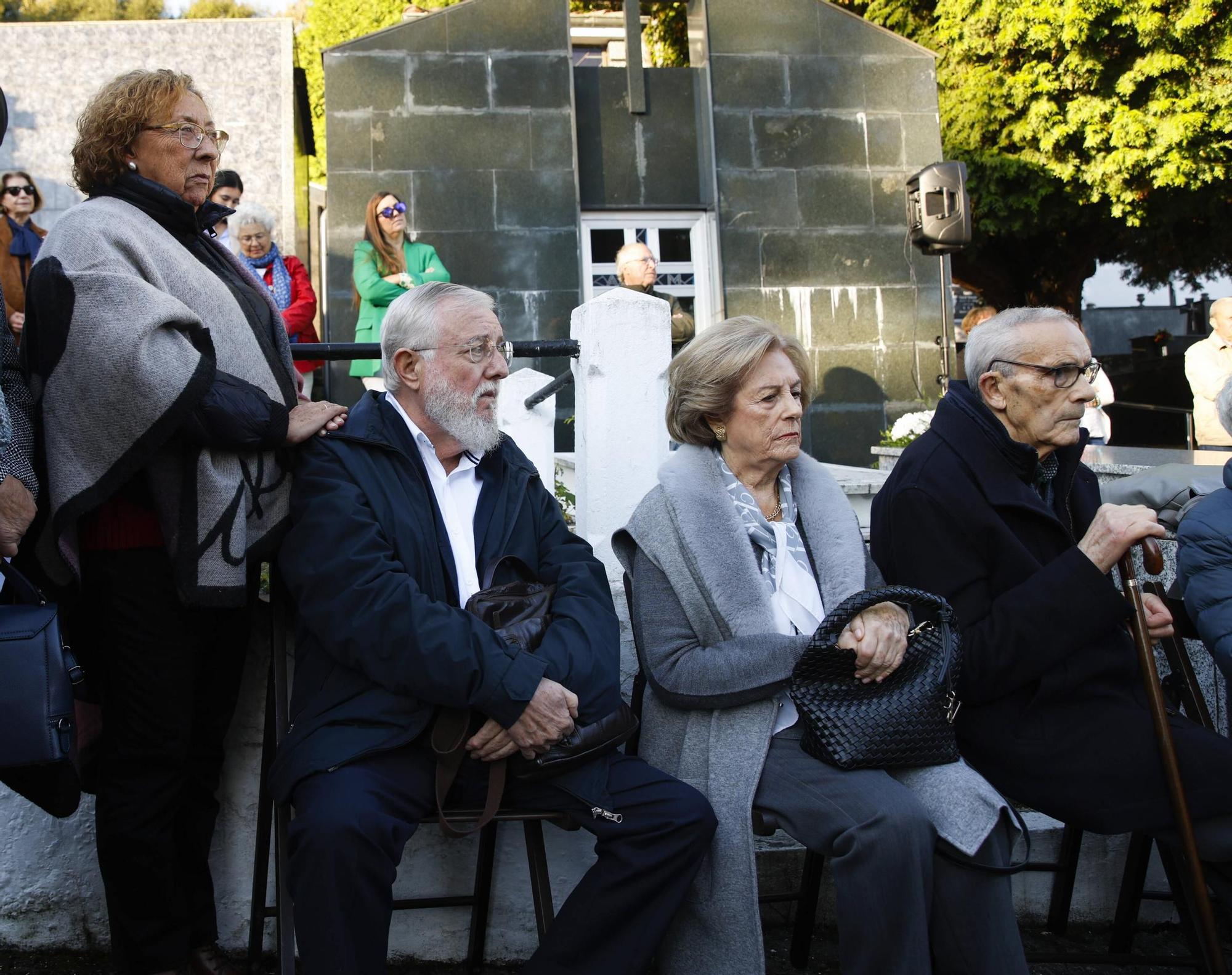 EN IMÁGENES: La inhumación de los restos de José Barreiro en Langreo