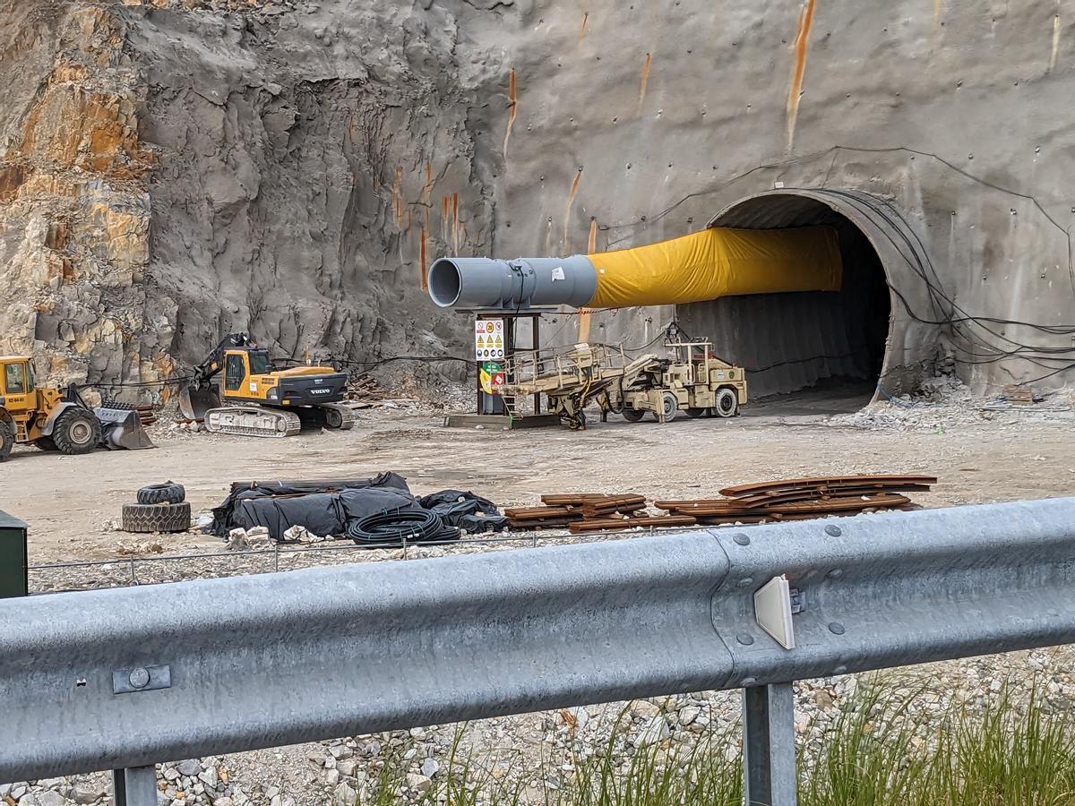 Boca del túnel del acceso ferroviario a Langosteira