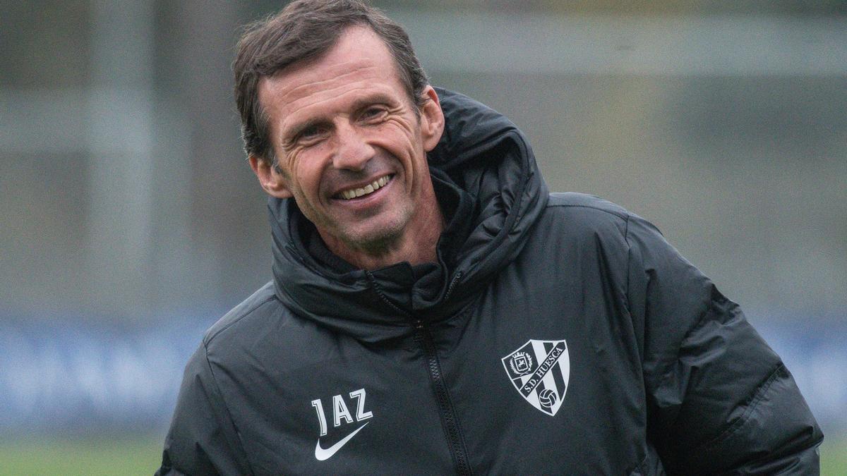 Cuco Ziganda, durante el entrenamiento del Huesca.