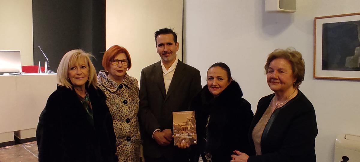 David Delange, en la presentación del libro en el Ateneo, con las primeras profesoras que llegaron a la escuela.