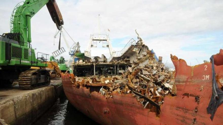 Trabajos de desguace de un arrastrero congelador en un puerto gallego. / gustavo santos