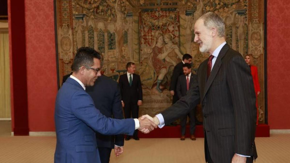 Rafael Triguero da la mano al Rey.
