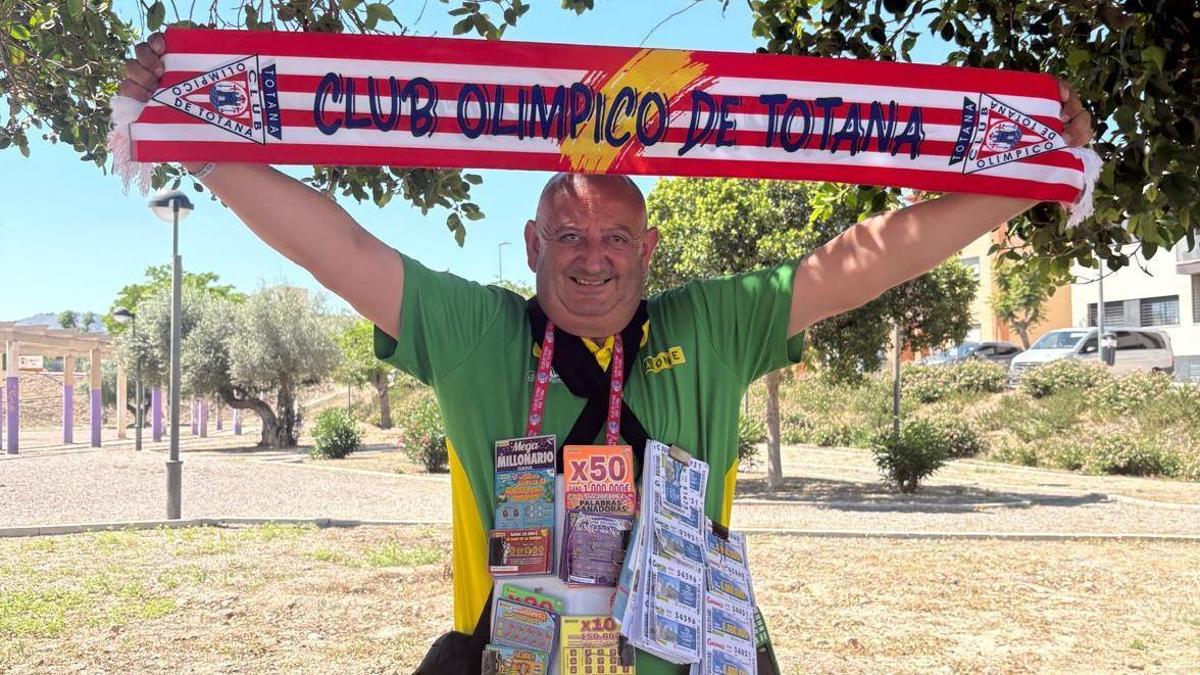 Pedro José Pérez Miras, con la bufanda del Olímpico de Totana un día de trabajo vendiendo cupones.