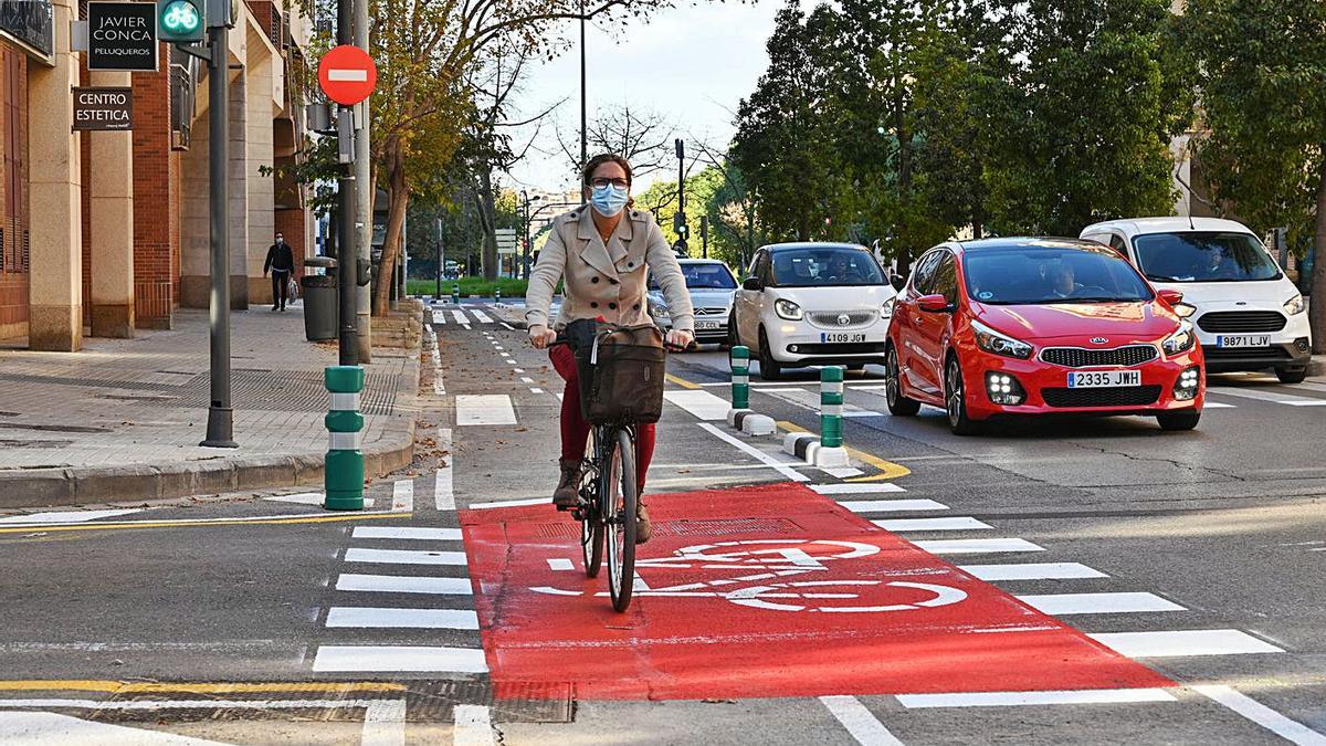 Los ciclistas inauguraron ayer el carril sobre la avenida Instituto obrero. | LEVANTE-EMV