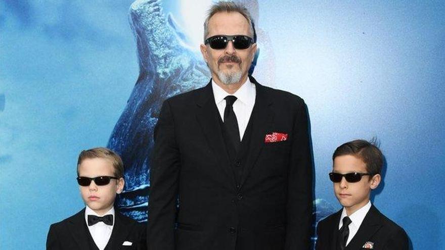 Miguel Bosé posa con dos de sus hijos, los tres con faldas