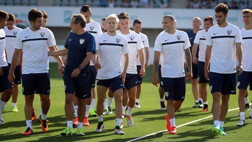 Enrique Ruiz, preparador físico, charla con la plantilla malaguista en un entrenamiento.