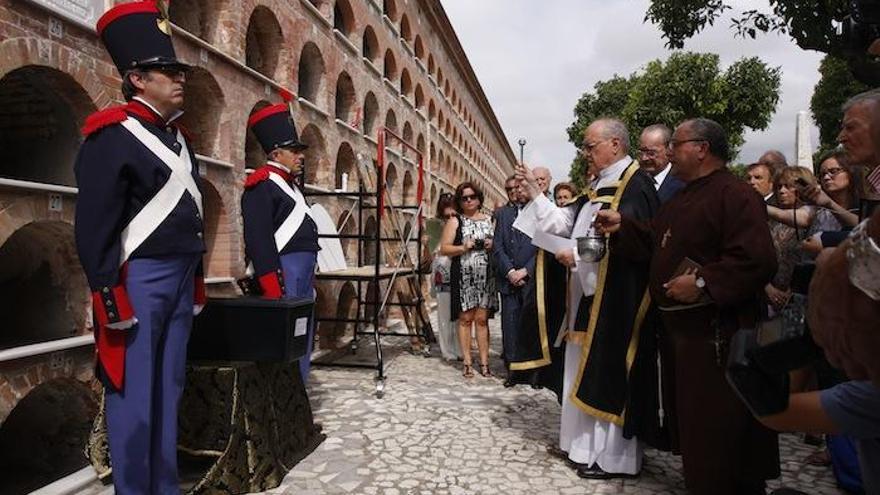 Acto de reinhumación en el Cementerio de San Miguel en 2012 de los restos del presbítero Francisco Vicaría, el religioso que asistió a Torrijos y sus hombres durante su fusilamiento en 1831.