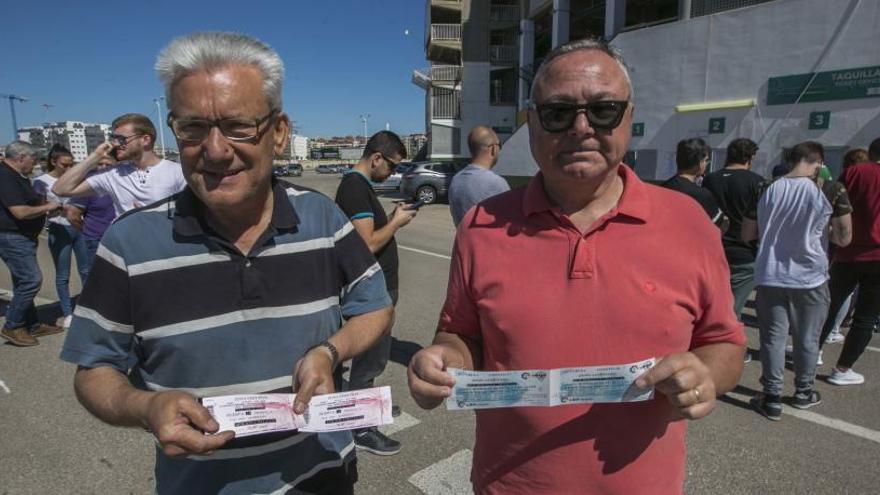 Aficionados del Elche muestran sus entradas para el partido de mañana