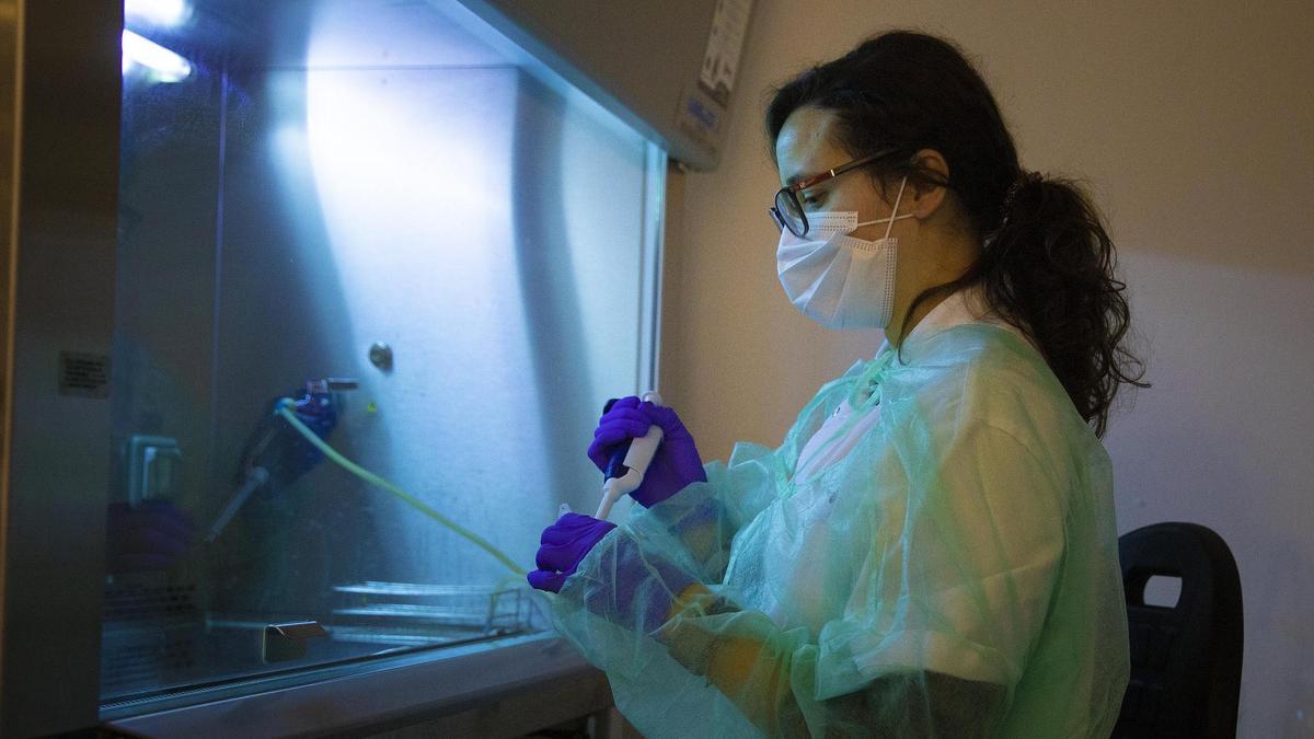 Barcelona 01/12/2020 Àngels García Cazorla (pelo rubio) y Alba Tristán , investigadoras del Hospital Sant Joan de Déu para reportaje sobre niños con Parkinson. FOTO de FERRAN NADEU