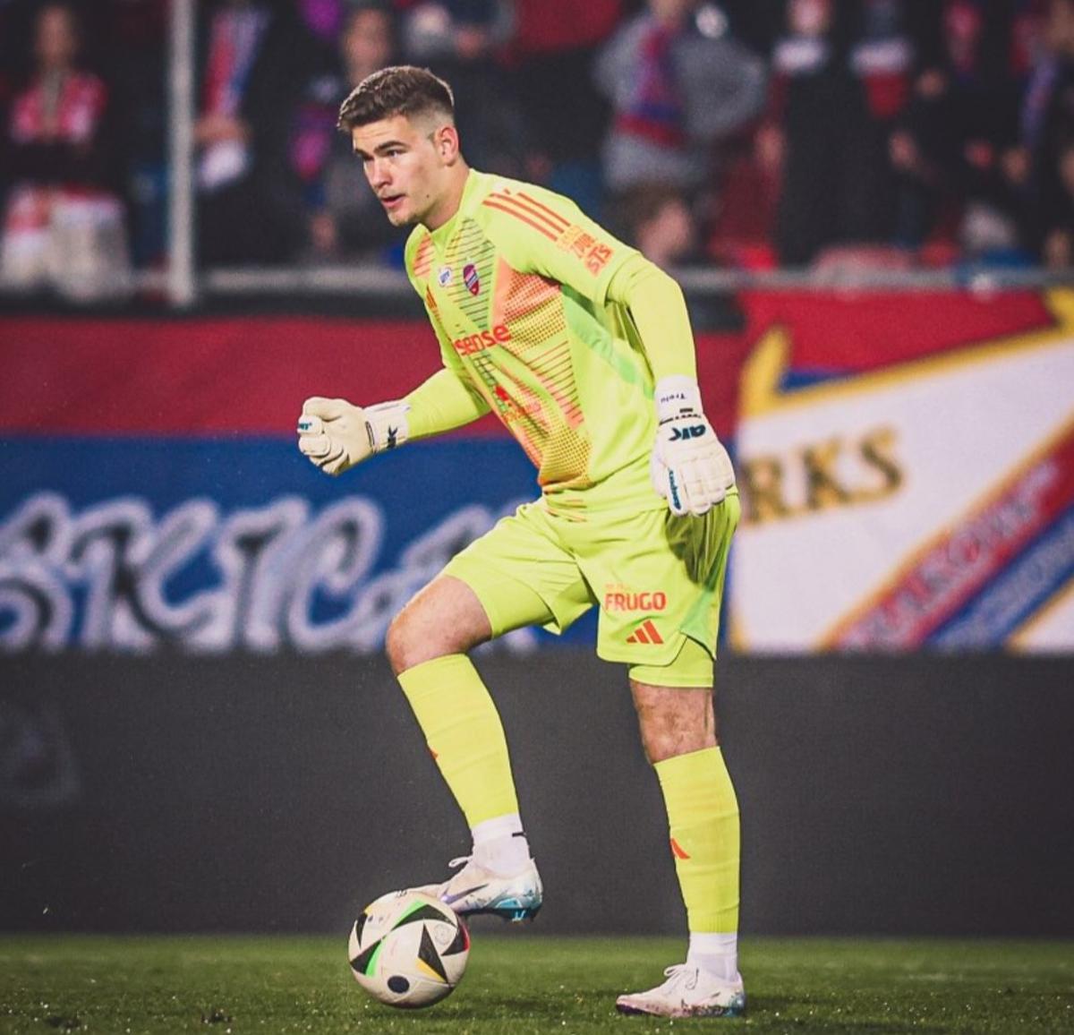 Kacper Trelowski, en la portería del Raków Czestochowa